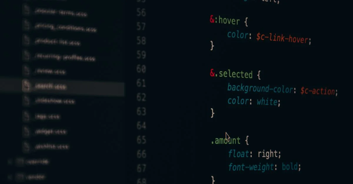 Gros plan de lignes de code CSS colorées sur un écran d'ordinateur pour le développement web.