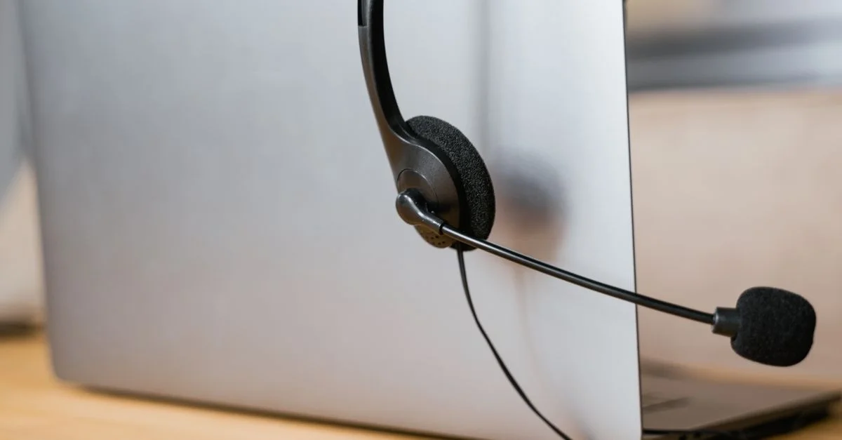 Un ordinateur portable avec un casque connecté, idéal pour les réunions virtuelles ou le support client en ligne.