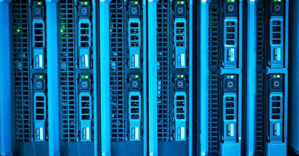 Image détaillée de racks de serveurs éclairés mettant en avant l'infrastructure technologique moderne.