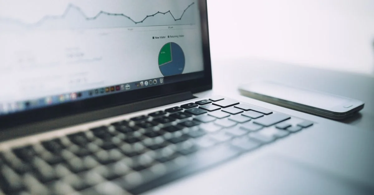 Un ordinateur portable montrant un tableau de bord d'analytique avec des graphiques et des diagrammes, symbolisant les outils modernes d'analyse de données.
